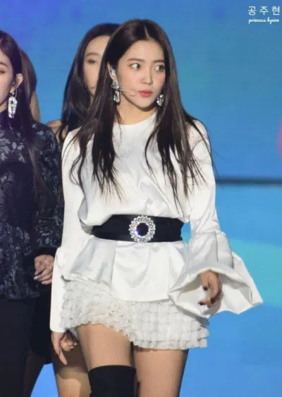 Thắt lưng bản to là vũ khí lợi hại của Yeri Thắt lưng bản to là vũ khí lợi hại của Yeri