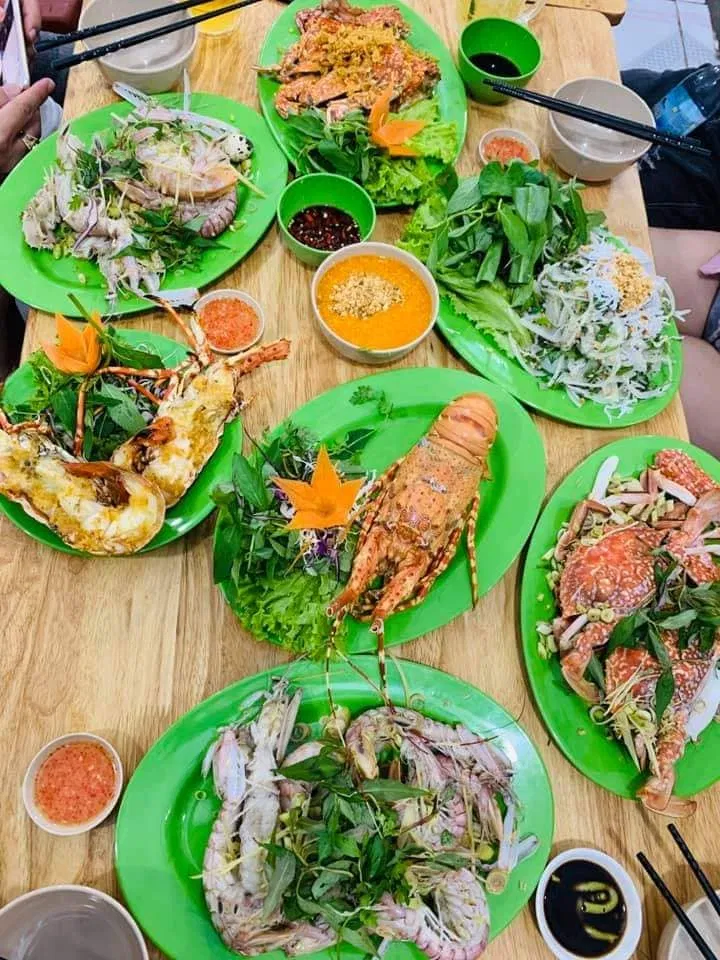 Bàn hải sản cực kỳ hấp dẫn tại Thanh Sương (Ảnh: chintl).