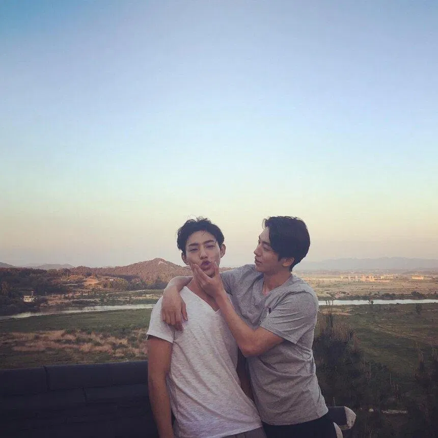 Nam Joo Hyuk rất thân thiết với Kim Jisoo, khiến cư dân mạng nghi ngờ 2 diễn viên là "cá mè một lứa" (Nguồn: Internet).