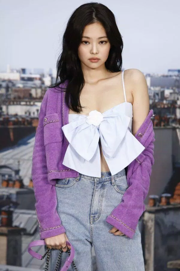 Jennie trong bộ đồ của Chanel tham dự Chanel Fashion Show (Ảnh: Internet)