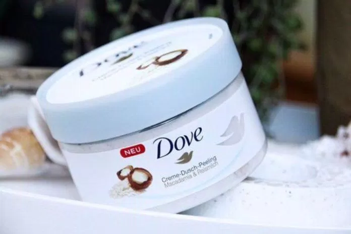 Kem tắm tẩy tế bào chết Dove Creme Dusch Peeling Macadamia & Reismilch sở hữu nhiều thành phần có nguồn gốc từ thiên nhiên an toàn và lành tính (ảnh: internet)