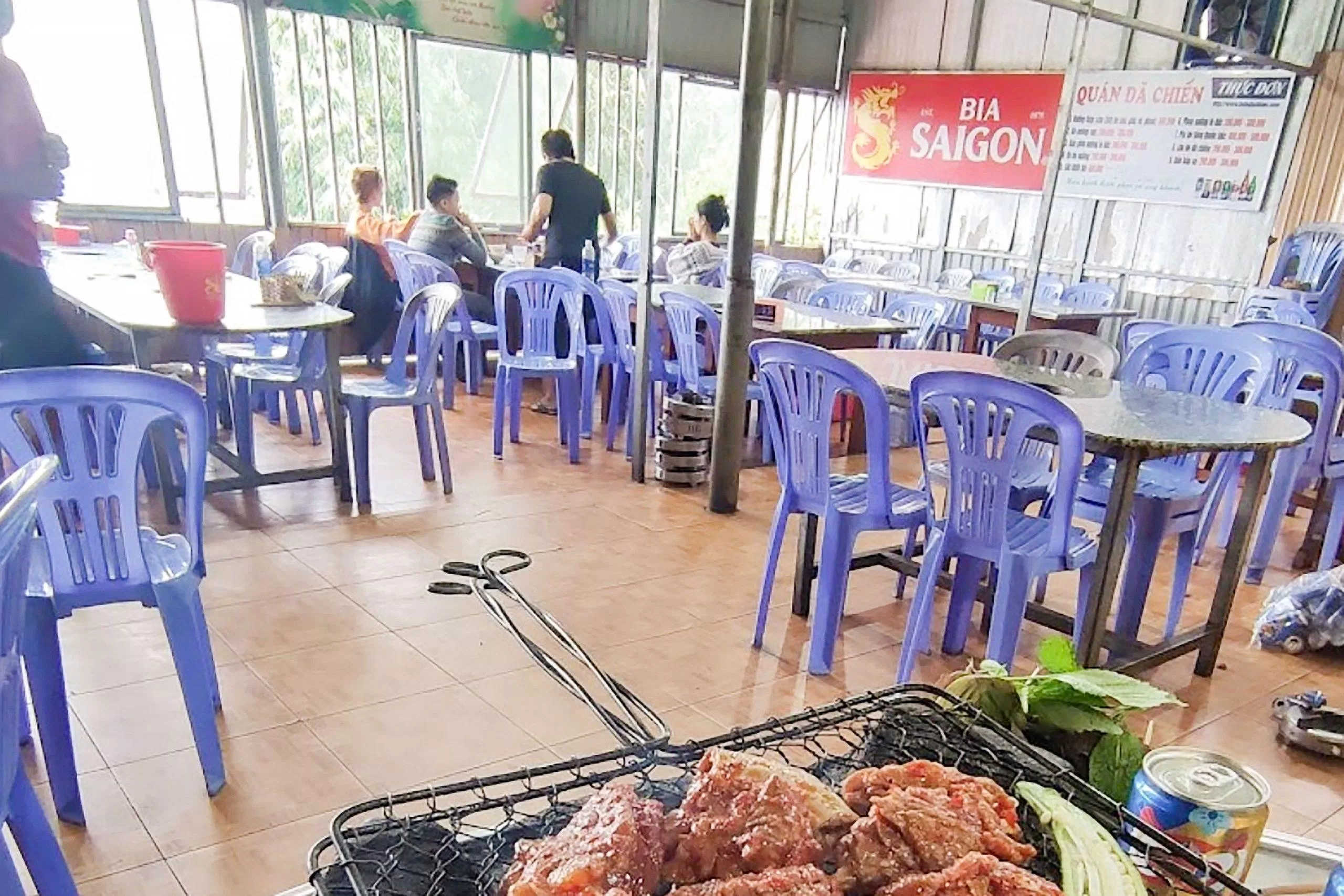 Không gian tiệm gà Túk Túk (Nguồn: Trường Vũ Trần)