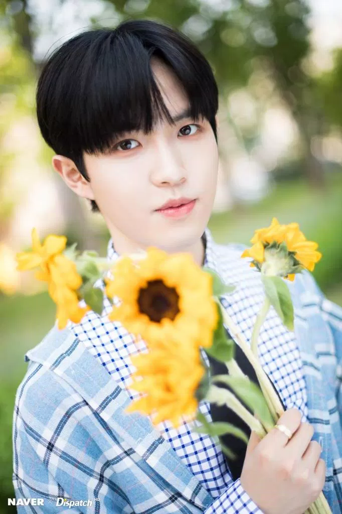 Đằng sau ngoại hình chất phác, hiền lành của Kim Jaehwan là một giọng ca ngọt ngào, da diết (Ảnh: NaverxDispatch) Đằng sau ngoại hình chất phác, hiền lành của Kim Jaehwan là một giọng ca ngọt ngào, da diết (Ảnh: NaverxDispatch)