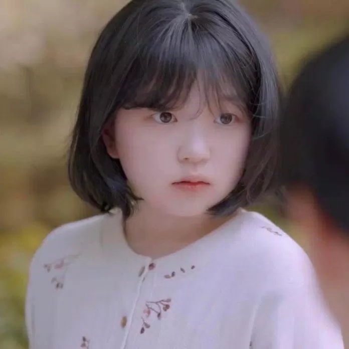 Hình ảnh của nữ diên viên 21 tuổi Kim Yoon Hee trong vai học sinh tiểu học đang gây sốt cộng đồng mạng. (Ảnh: internet)