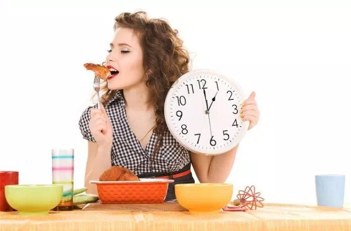 Dù làm đêm nhưng vẫn phải ăn uống điều độ và đúng giờ (Ảnh: Internet). Dù làm đêm nhưng vẫn phải ăn uống điều độ và đúng giờ (Ảnh: Internet).