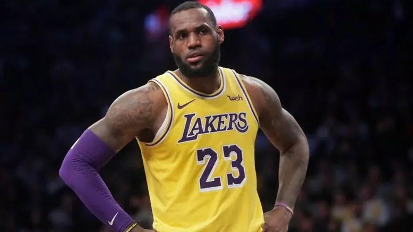 LeBron James là vận động viên bóng rổ nổi tiếng người Mỹ (Ảnh: Internet).