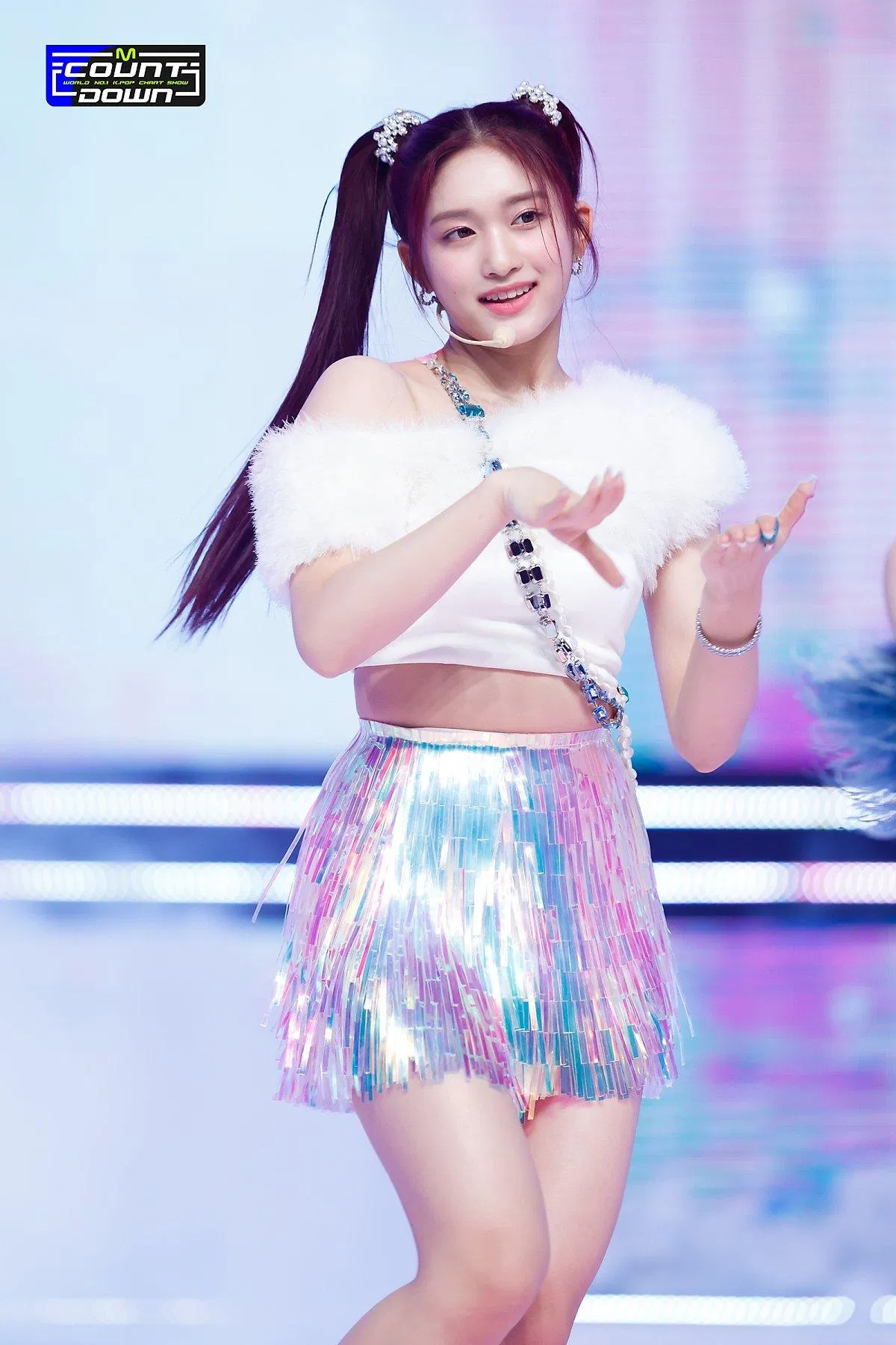 Leeseo (IVE) ngôi sao K-Pop là lý do khiến buộc tóc hai bên trở thành kiểu tóc xu hướng mùa hè. (Nguồn: Internet)