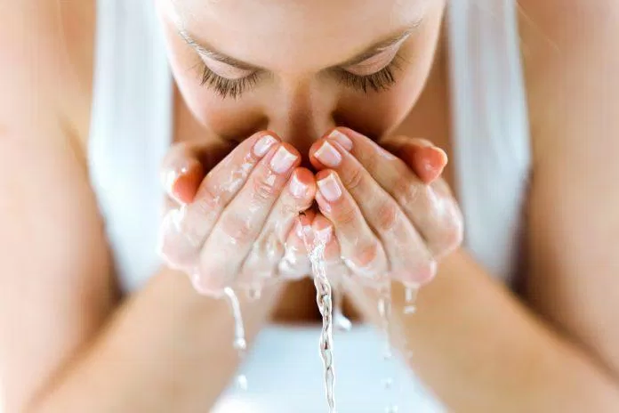 Rửa mặt quá nhiều khiến da khô căng Rửa mặt quá nhiều khiến da khô căng