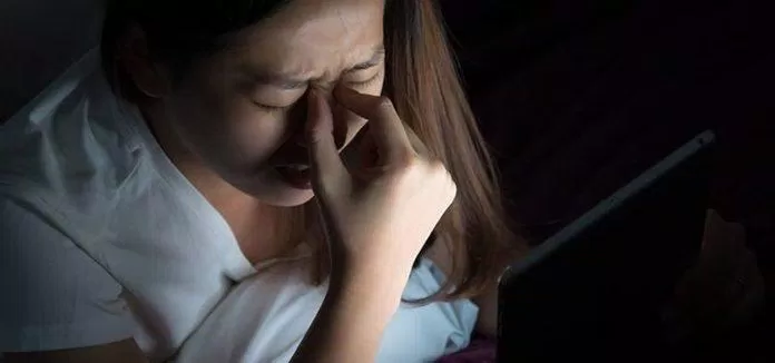 Màn hình quá sáng không chỉ hao pin mà còn hại mắt (Nguồn: Internet) Màn hình quá sáng không chỉ hao pin mà còn hại mắt (Nguồn: Internet)