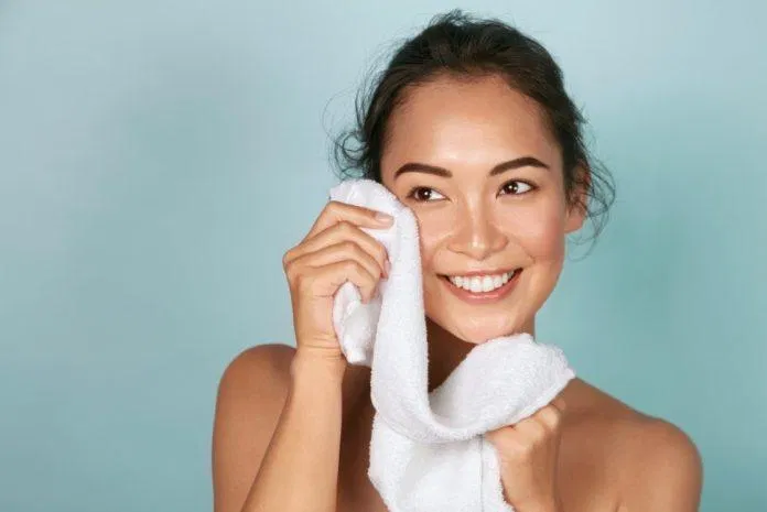 Dùng khăn mềm để thấm nước trên da Dùng khăn mềm để thấm nước trên da