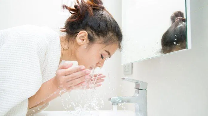 Có thể dùng nước ấm để rửa mặt trước Có thể dùng nước ấm để rửa mặt trước