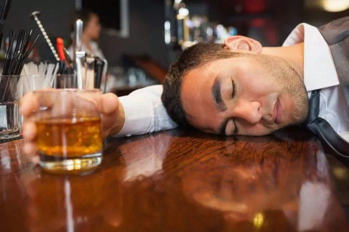 Uống rượu xong mệt không làm được việc gì (Nguồn: Internet)
