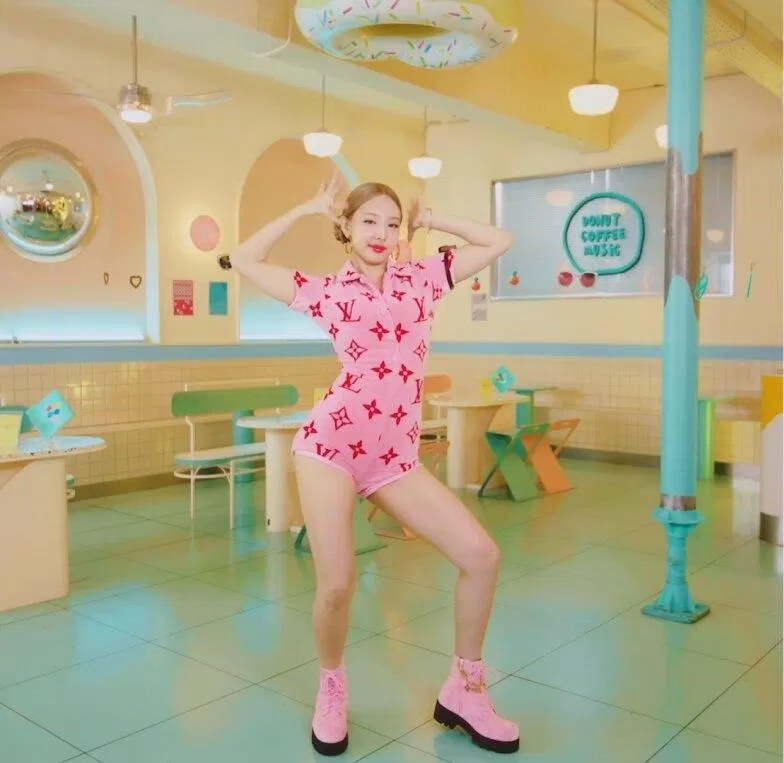 Nayeon trong bộ đồ khá kén người mặc của LV (Ảnh: MV "POP! - Nayeon)