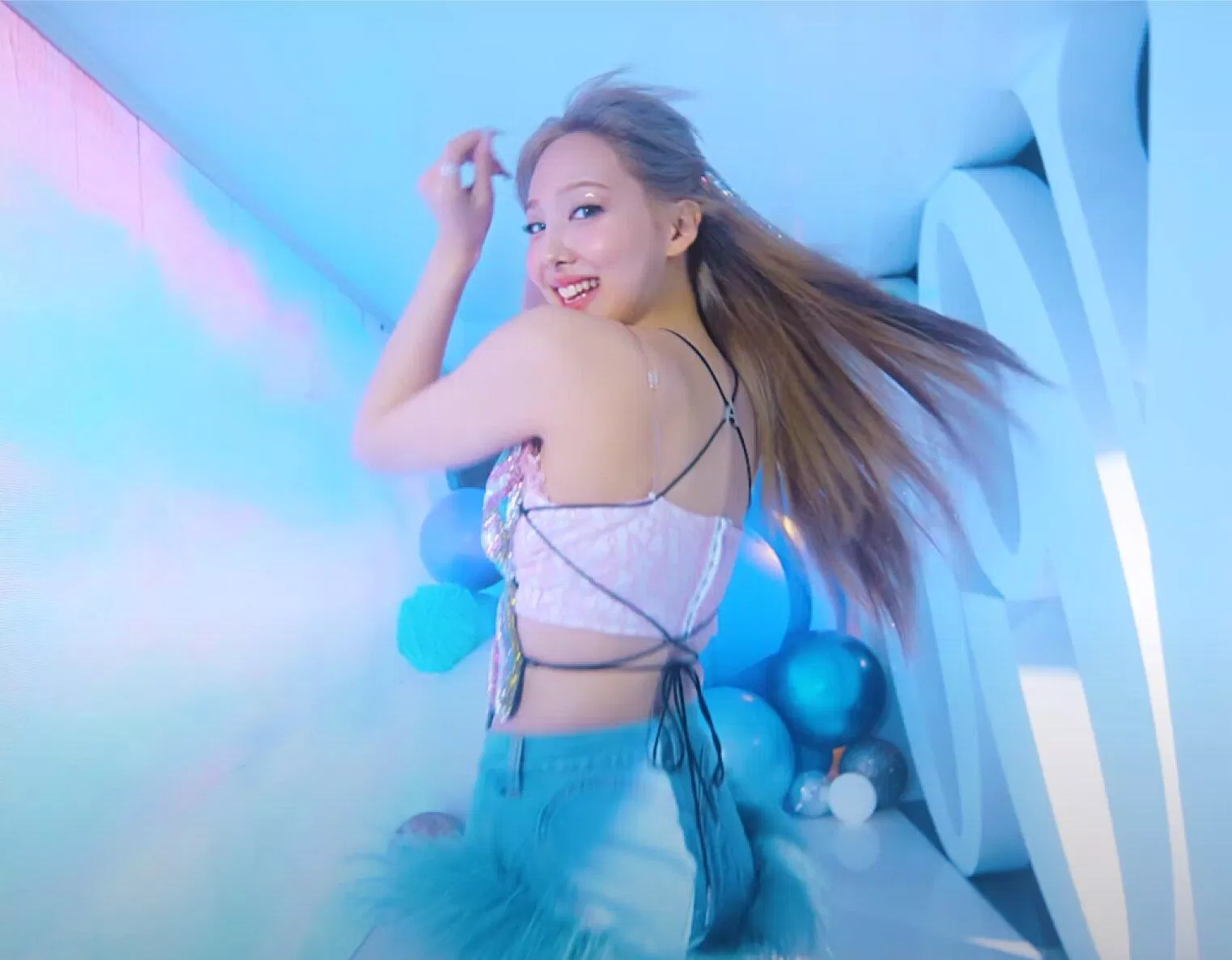 Ảnh chất lượng kém nhưng visual Nayeon chất lượng cao (Ảnh " MV "POP!" - Nayeon)