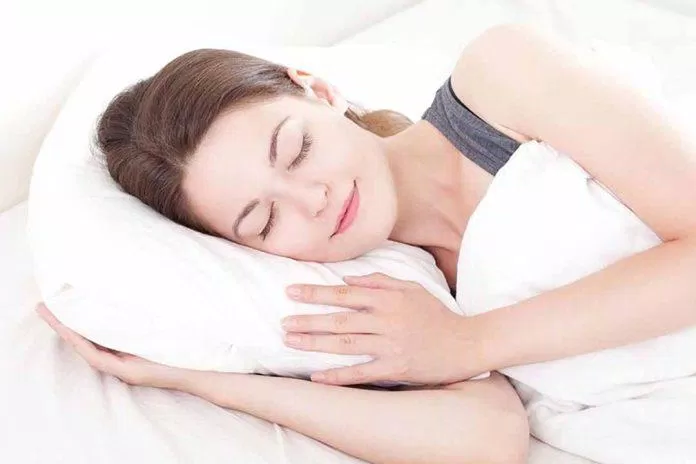 Ngủ đủ giấc cũng góp phần không nhỏ giúp da mặt bạn căng bóng hơn (Ảnh:internet)