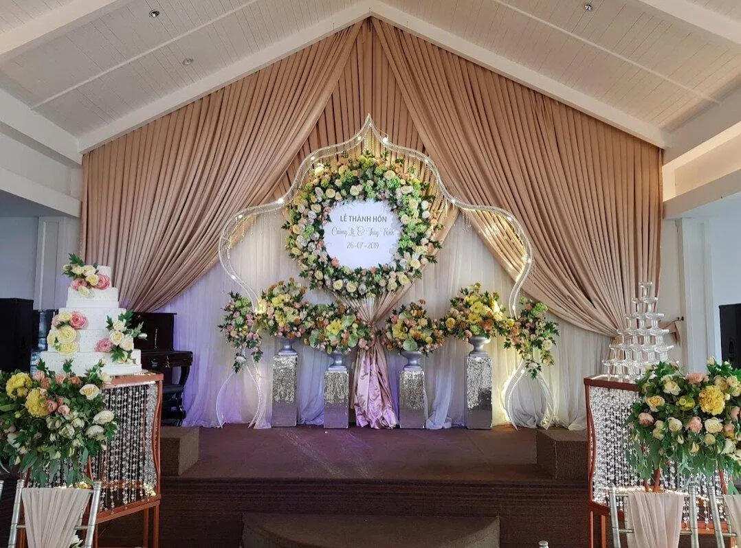 Sân khấu của sảnh tiệc cưới. (Ảnh: Internet)