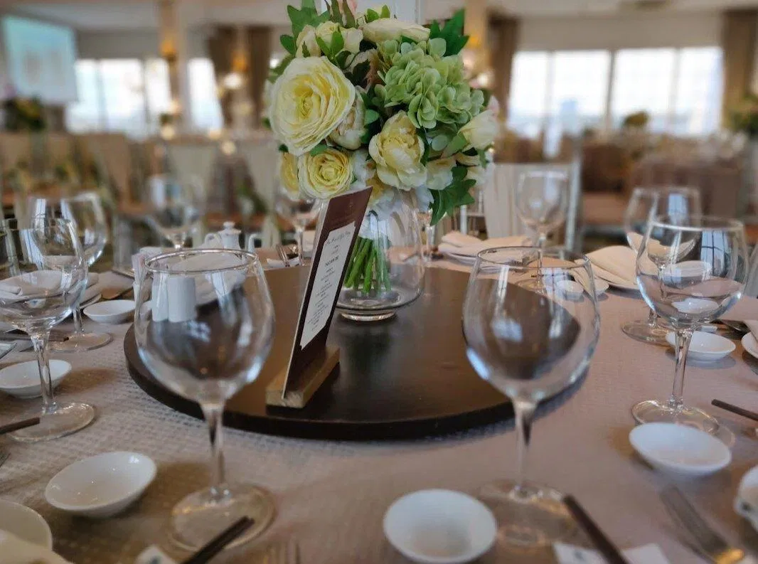 Bàn tiệc được trang trí tinh tế rất đẹp của trung tâm. (Ảnh: Internet)