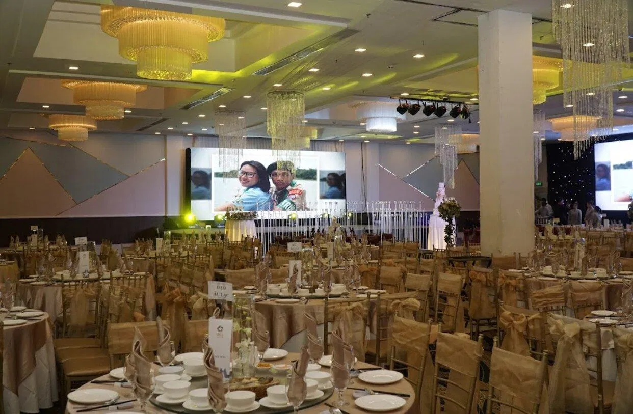 Sảnh tiệc cưới được trang trí lấy màu vàng làm chủ đạo của trung tâm. (Ảnh: Internet)