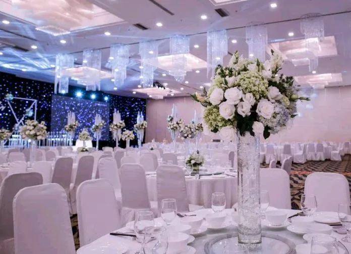Sảnh tiệc cưới được trang trí màu trắng làm chủ đạo của trung tâm. (Ảnh: Internet)