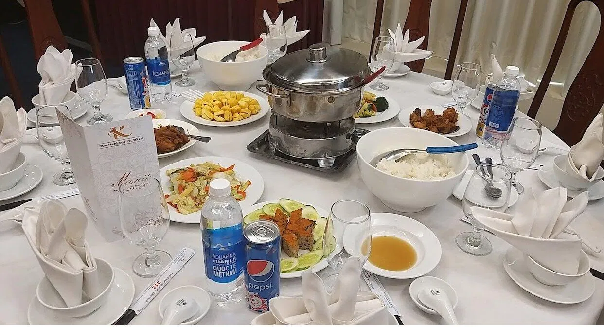 Một bàn tiệc bình dân của trung tâm tiệc cưới tổ chức. (Ảnh: Internet)