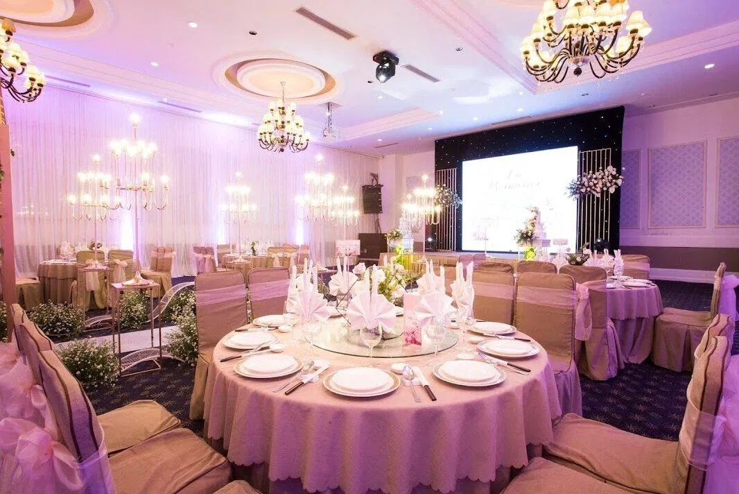 Bàn tiệc được trang trí sang trọng và trang nhã. (Ảnh: Interbet)