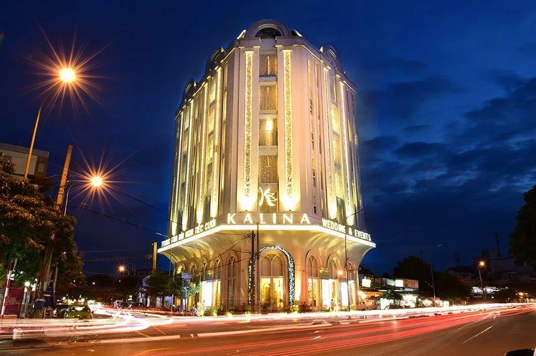 Top 15 nhà hàng tiệc cưới bình dân ở Sài Gòn, mùa cưới đến rồi các cặp đôi tìm hiểu ngay thôi! bình dân bình thạnh cặp đôi Grand Palace Wedding Convention KALINA Wedding Events Nam Bộ nhà hàng Nhà hàng tiệc cưới Aqua Palace Nhà Hàng Tiệc Cưới Bách Việt nhà hàng tiệc cưới bình dân Nhà Hàng Tiệc Cưới Nam Bộ quận 1 quận 10 quận 3 Quận Bình Thạnh quận phú nhuận Quận Tân Bình Queen Plaza Kỳ Hoà Queen Plaza Tân Bình Sài Gòn sự kiện thông tin Tòa Nhà Sự Kiện Gala Royale Top 15 Top 15 nhà hàng tiệc cưới bình dân ở Sài Gòn Trung tâm Trung tâm Hội nghị Tiệc cưới 272 Trung Tâm Hội Nghị Tiệc Cưới Capella Parkview Trung Tâm Hội Nghị Tiệc Cưới Claris Palace Trung tâm Hội nghị Tiệc cưới Diamond Place II Trung tâm Hội nghị Tiệc cưới Emerald Trung tâm Hội nghị Tiệc cưới Gala Trung Tâm Hội Nghị Tiệc Cưới Le Jardin