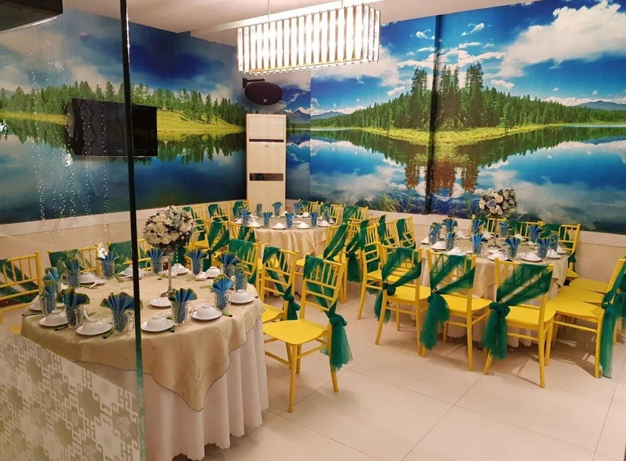 Bàn tiệc được trang trí tỉ mỉ. (Ảnh: Internet)