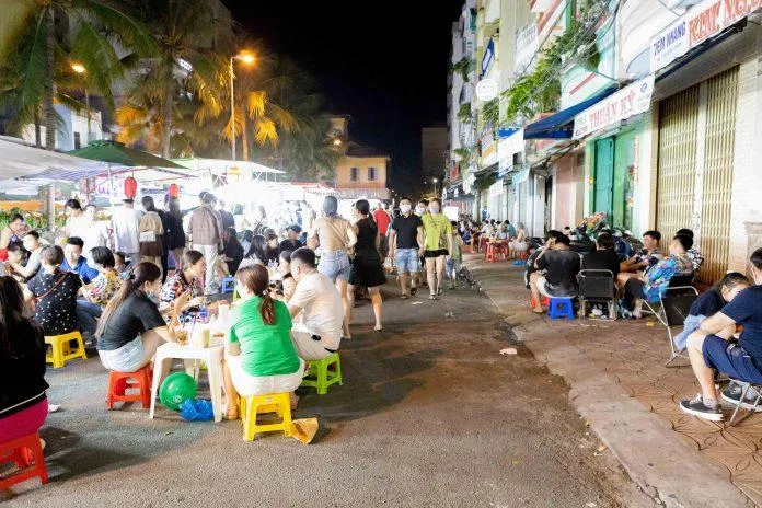Hàng quán ăn uống tại Phố đi bộ Ninh Kiều (ảnh: Trường Vũ Trần)