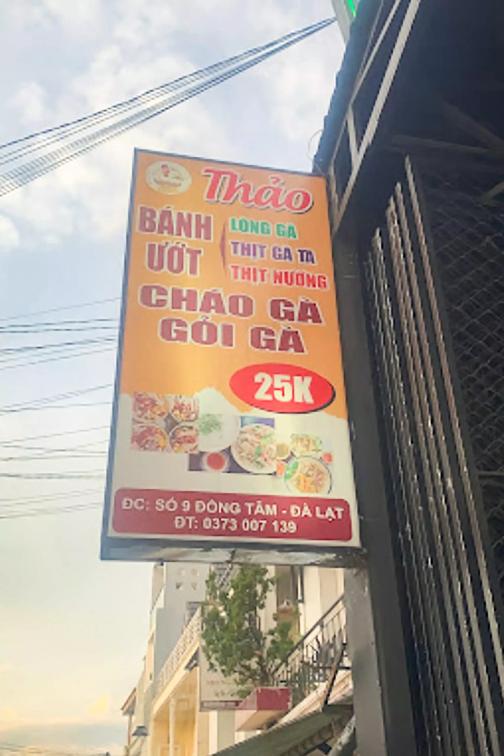 Không gian quán Bánh ướt lòng gà Long (Nguồn: Trường Vũ Trần)