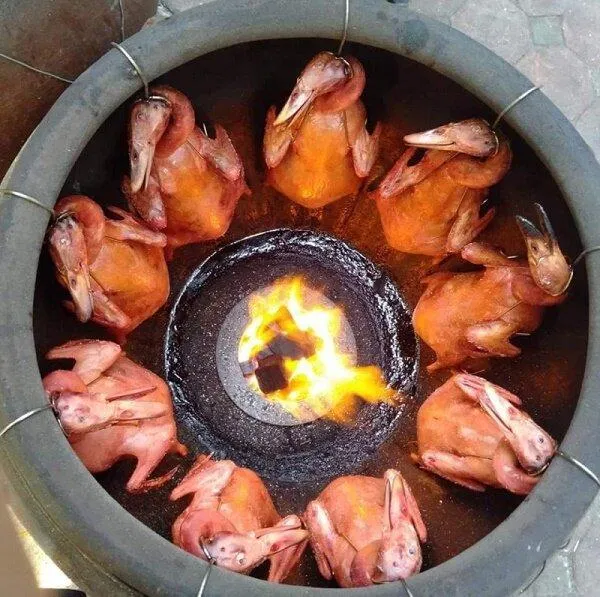 Kỹ thuật quay tốt đi kèm với sốt ướp, sốt chấm khiến vịt của Hùng Trang được các thực khách yêu mến (Nguồn: Internet)