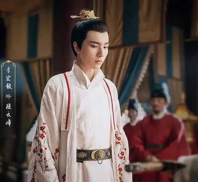 Hoàng đế mà không có nổi cái long bào tử tế. (Ảnh: Internet)