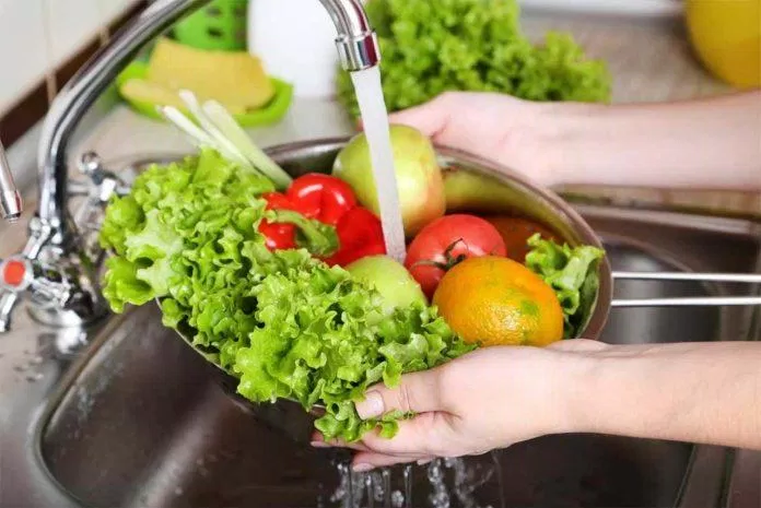 Rửa rau không sạch có thể gây ngộ độc thực phẩm (Ảnh: Internet).
