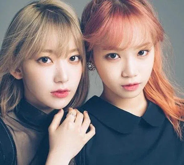 Cả Sakura và Chaewon đều được cư dân mạng chọn là "Gương mặt của nhóm" (nguồn: internet). Cả Sakura và Chaewon đều được cư dân mạng chọn là "Gương mặt của nhóm" (nguồn: internet).