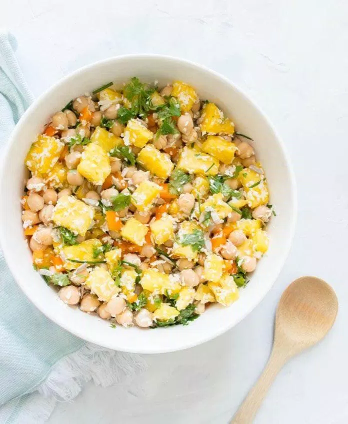 Dứa kết hợp với đậu gà tạo ra một món salad thơm ngon và dinh dưỡng (Ảnh: Internet). Dứa kết hợp với đậu gà tạo ra một món salad thơm ngon và dinh dưỡng (Ảnh: Internet).