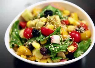 Salad rau chân vịt kết hợp với đậu gà có hương vị lạ miệng (Ảnh: Internet).
