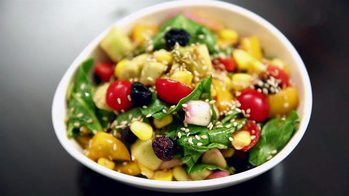 Salad rau chân vịt kết hợp với đậu gà có hương vị lạ miệng (Ảnh: Internet).