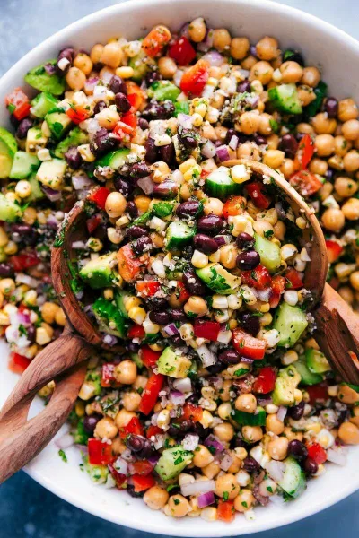 Món salad nổi tiếng trong giới giảm cân là salad thập cẩm kết hợp với đậu gà (Ảnh: Internet). Món salad nổi tiếng trong giới giảm cân là salad thập cẩm kết hợp với đậu gà (Ảnh: Internet).