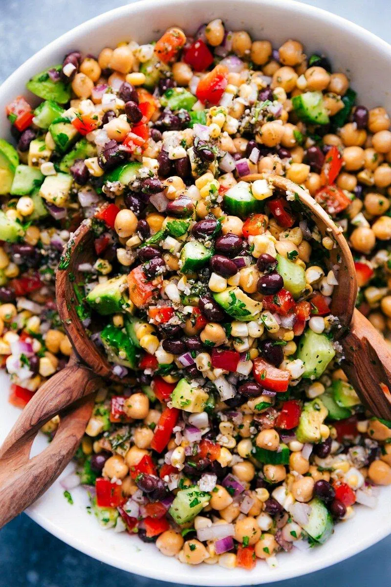 Món salad nổi tiếng trong giới giảm cân là salad thập cẩm kết hợp với đậu gà (Ảnh: Internet).