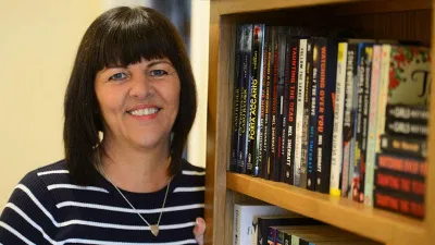 Nữ nhà văn người Anh Mel Sherratt (Ảnh: Internet) Nữ nhà văn người Anh Mel Sherratt (Ảnh: Internet)