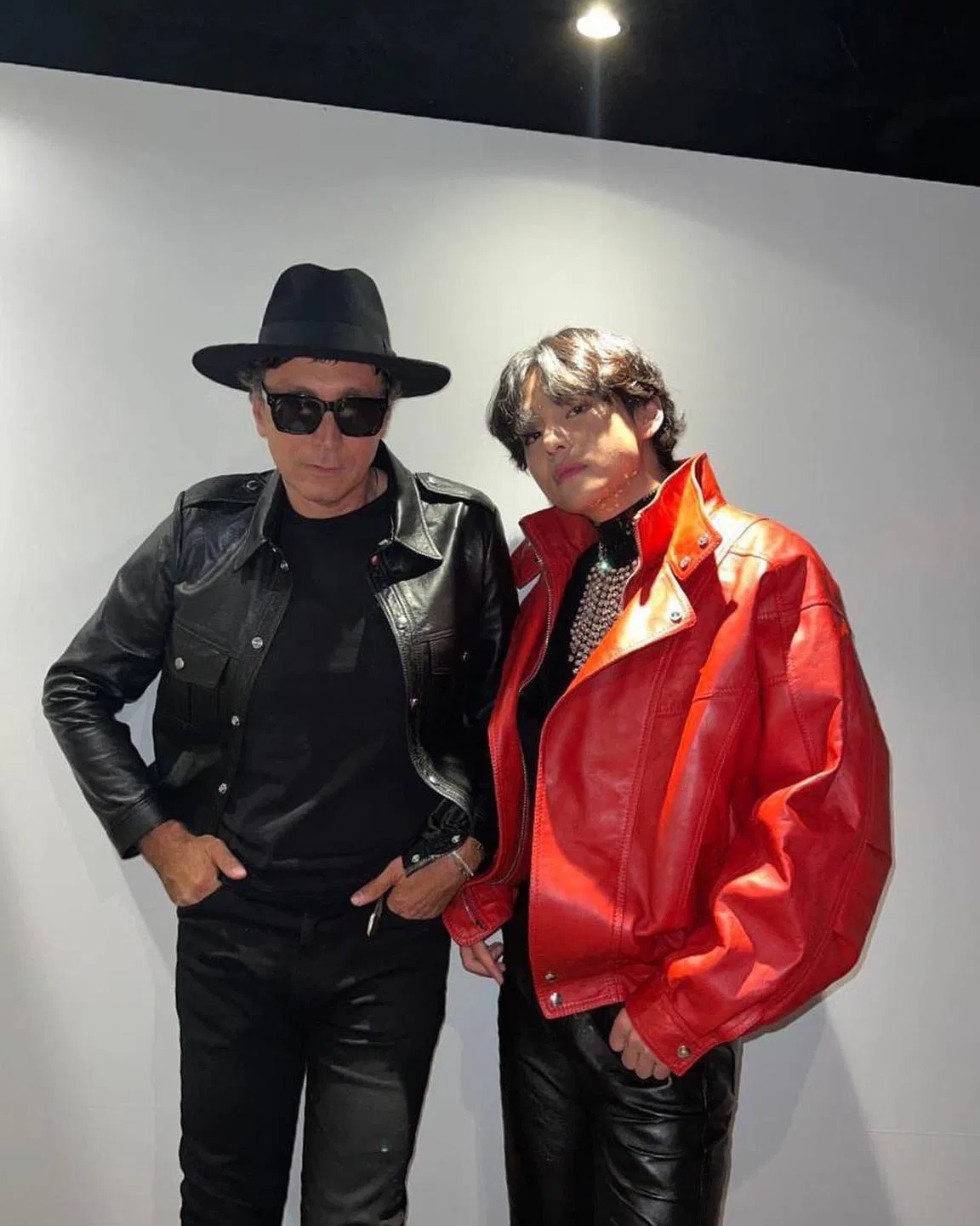 Kim Taehyung chụp ảnh cùng Giám đốc sáng tạo của Celine - Hedi Slimane (Ảnh: Internet)