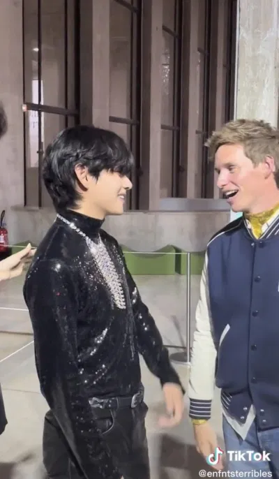 Taehyung và diễn viên Eddie Redmayne (Ảnh: Internet)