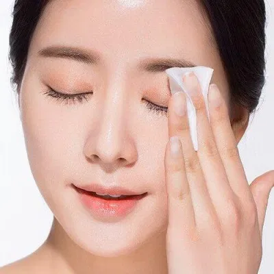 Làm sạch da là "nền móng" vững chắc cho một quy trình skincare đúng chuẩn. Ảnh: Internet