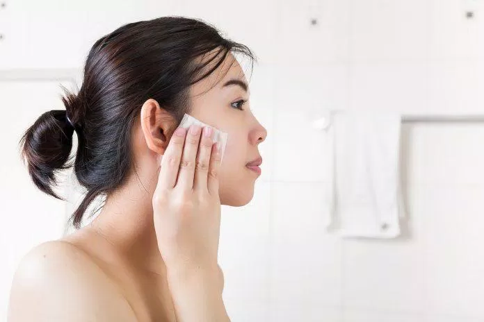 Dù không trang điểm thì da dầu vẫn cần bước tẩy trang (Nguồn: Internet) Dù không trang điểm thì da dầu vẫn cần bước tẩy trang (Nguồn: Internet)