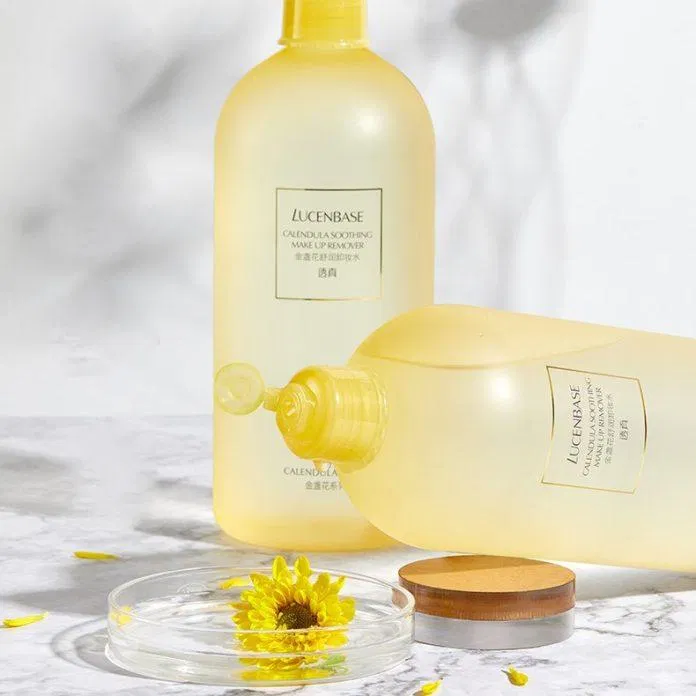 Nước tẩy trang hoa cúc Lucenbase Soothing Make Up Remover có kết cấu lỏng, hương thơm dễ chịu (ảnh: internet)