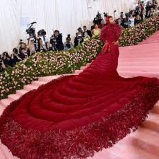 Cardi B cần tới một đoàn tùy tùng 10 người để nâng chiếc váy này (Ảnh: Internet)