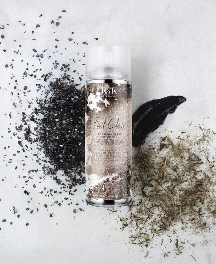 Bột than và bột trà trắng là hai thành phần chính của dầu gội khô IGK First Class Charcoal Detox Dry Shampoo (ảnh: internet)
