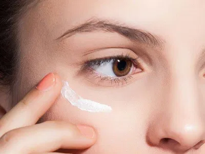 Kem dưỡng mắt có retinol giúp da mắt được căng mịn hơn (Nguồn: Internet) Kem dưỡng mắt có retinol giúp da mắt được căng mịn hơn (Nguồn: Internet)