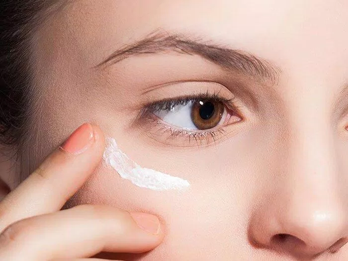 La crème pour les yeux au rétinol aide la peau des yeux à être plus lisse (Source : Internet)
