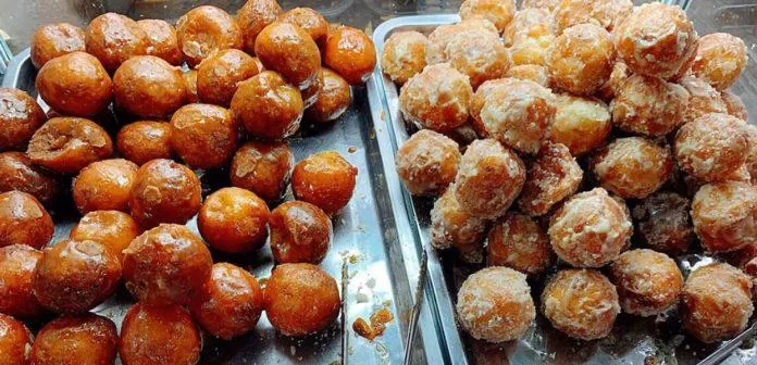 Bánh rán có hai loại được áo từ mật mía và đường thơm ngon (nguồn: internet)