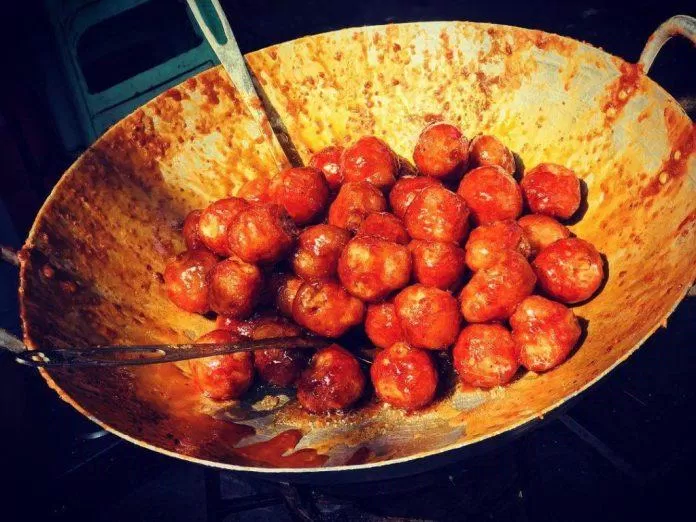 Bánh rán Cổ Truyền Mật Đường đang được áo một lớp mật đường cho hòa quyện vào nhau (nguồn: internet)